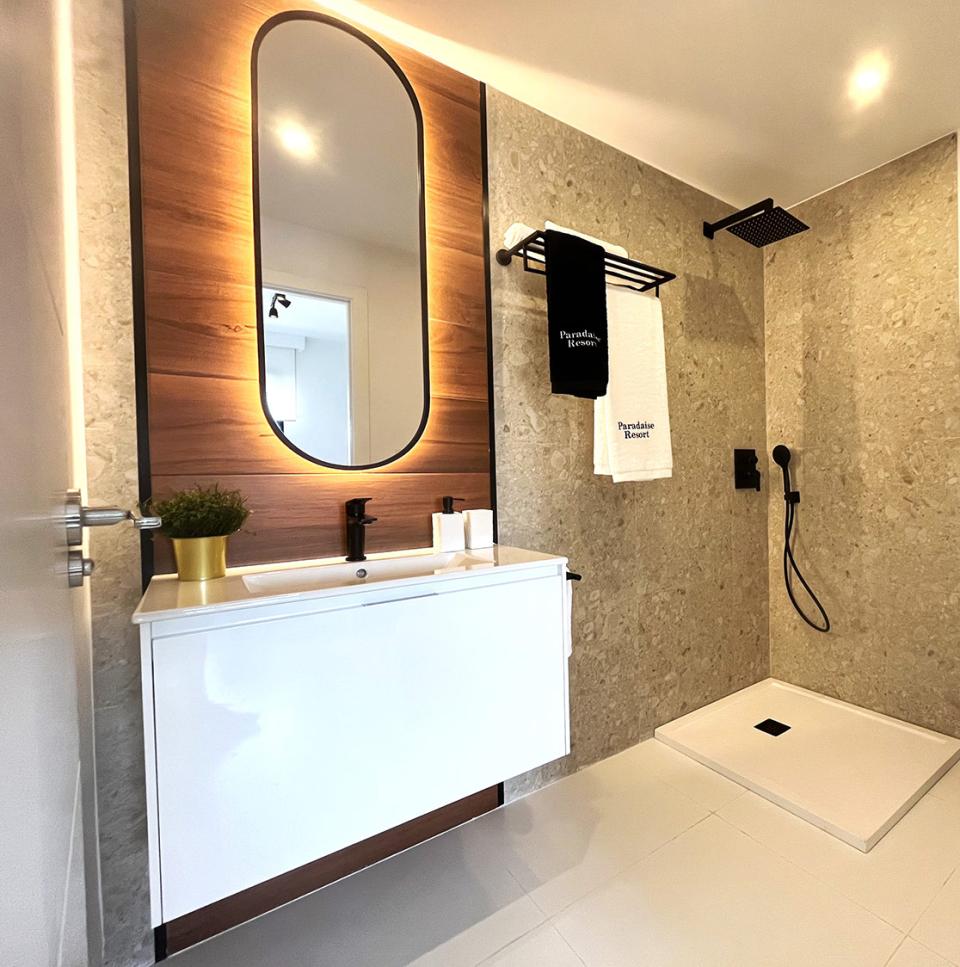 Apartamento lujosamente amueblado y equipamiento de baño.